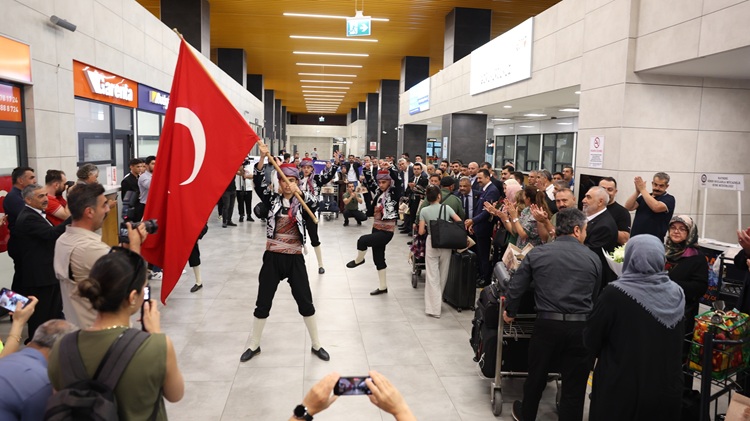 GURBETÇİLERE COŞKULU KARŞILAMA